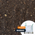 Bodemvoedingsgrond voor tuin en bodemverbetering, losse organische grond met voedende korrels.