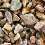 Quarzitische Grauwacke 14-25 mm met bruin-grijze steentjes