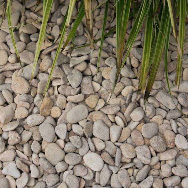 Aangelegd Castle grind 8–16 mm in tuinpad met natuurlijke uitstraling