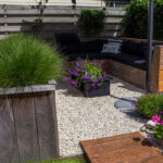 Castle grind 8–16 mm aangelegd tussen tuinborders en bestrating