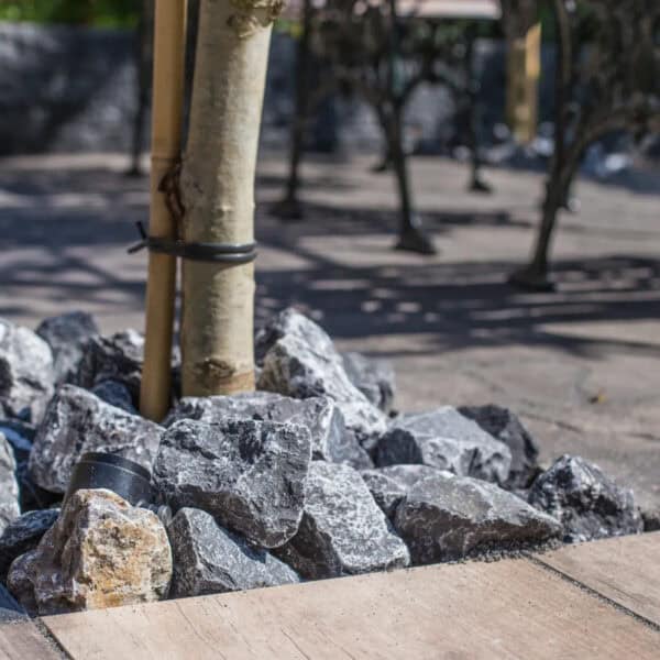 Breuksteen sierkeien voor decoratieve toepassing in tuin en borders.