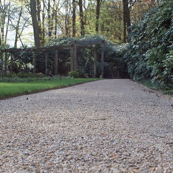 Halfverharding voor paden en opritten met een natuurlijke en waterdoorlatende structuur.