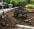 Tuin ophogen met tuinaarde: zo pak je het aan