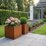 Cortenstaal plantenbak 60x60 cm als voorbeeld in de tuin.