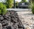 Lavasteen of siergrind: wat past bij jouw tuin?